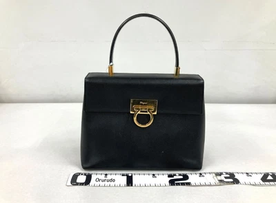 Salvatore Ferragamo Gancini Bolso de Mano Cuero Negro Dorado Bolsos de Diseñador Foto 1 de 4