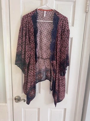 Cárdigan Xhilaration Kimono Rojo Multi Talla M Estampado Floral Boho con Dobladillo de Encaje Rayón Foto 1 de 4