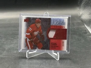 2015 UD Ice Dylan Larkin Rookie Fresh Threads Patch/49 Detroit Red Wings RC - Foto 1 di 2