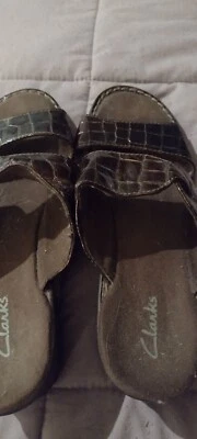 Sandalias Clarks Deanna Marrón Estampado de Cocodrilo Charol Slide Talla 8M Cuero... Foto 1 de 4