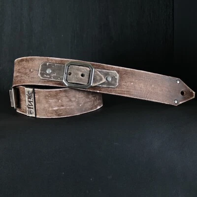 Correa de guitarra de cuero envejecido. Diseño de hebilla. 2,5” de ancho. MARRÓN Foto 1 de 4