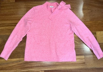 Suéter para mujer J Crew Factory rosa con cuello con lazo en hilo extra suave talla mediana Foto 1 de 4