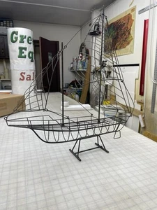 DRAHTSKULPTUR EINES SCHIFFES MIT SEGELN - Bild 1 von 23