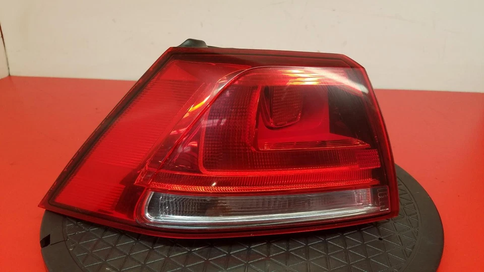 LUZ TRASERA VOLKSWAGEN GOLF LADO DEL PASAJERO LADO CERCANO LH 2015 5 PUERTAS HATCHABACK Foto 1 de 4