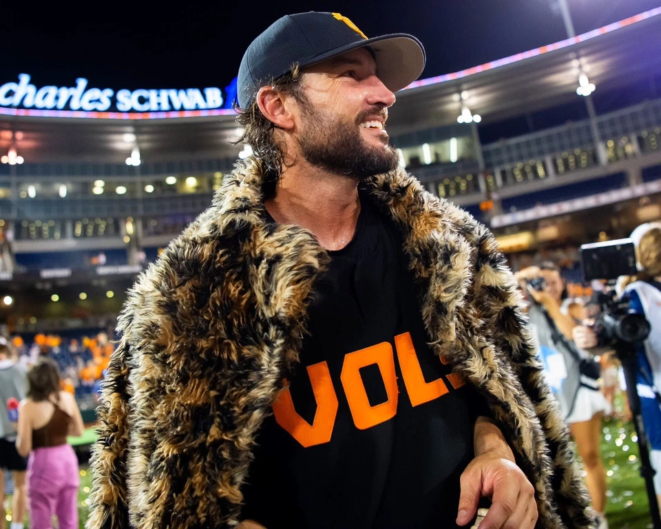 Foto 8x10 TENNESSEE VOLUNTARIOS 2024 Serie Mundial Campeón de Béisbol TONY VITELLO Foto 1 de 1