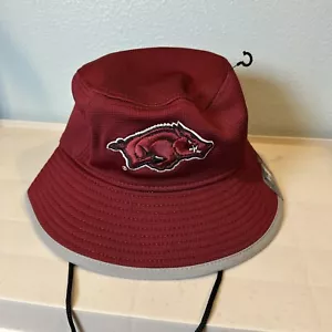 New Era Men's OSFA Arkansas Razorbacks Crimson Game Day Bucket Hat Brand New - Picture 1 of 7