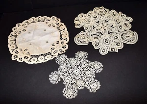 3 Vintage handgefertigte Ecru 2 gehäkelte 1 Battenburg bestickte Deckchen 6,5" 9,5" 10" - Bild 1 von 4