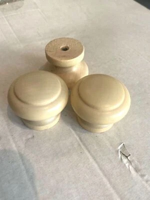 1 X  OAK CREAM PAINTED KITCHEN DOOR KNOB/HANDLE DRAWER WOODEN 35mm STOCK KN24 - Image 1 of 4