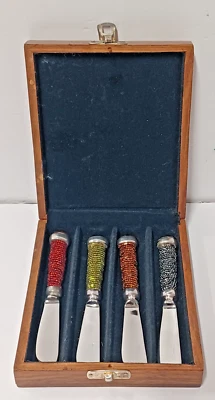 Mango de cuentas Pottery Barn 4 piezas Juego de cuchillos esparcidores de queso estuche de madera maciza Foto 1 de 4