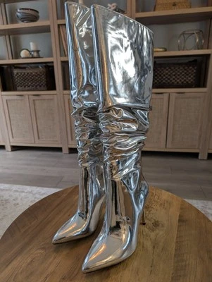 Bota inclinada por encima de la rodilla INC INTL Concepts Wmn Iyonna talla US 9,5 M patente plateada Foto 1 de 4