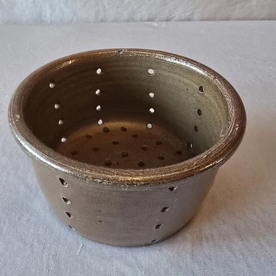 10) Alte Französische Käseform, Keramik-Ton, Ø außen 14,7 cm, Höhe 8,3 cm; - Bild 1 von 4