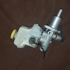 2005-2007 Chrysler 300 5.7L OEM brake master cylinder 05 06 07 - Picture 1 of 4