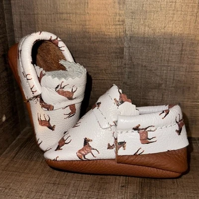 Mocasines de cuero para niños MISH MOCCS con estampado de caballo - talla NB Foto 1 de 4