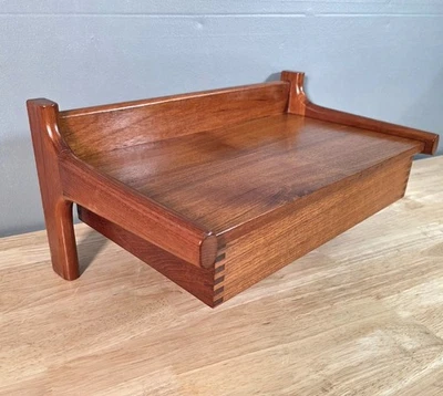 Mesita de noche danesa de mediados de siglo Borge Mogensen Dyrland con estante de teca flotante  Foto 1 de 3