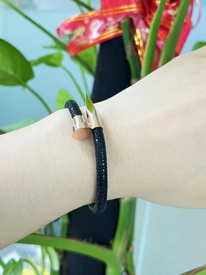 Nuevo brazalete de uñas de cuero con incrustaciones de circón de acero inoxidable para hombres y mujeres Foto 1 de 4