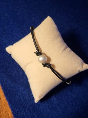Brazalete anudado de cuero y perlas genuinas hecho artesanalmente 7,5" Foto 1 de 4