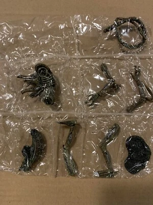 Hot Toys Snap Kit Aliens Xenomorph 3.75” Closed Mouth Complete Tan Brown Variant - Image 1 of 4