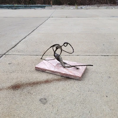 Escultura figurativa abstracta vintage de bronce con forma femenina de mediados de siglo arte moderno Foto 1 de 4