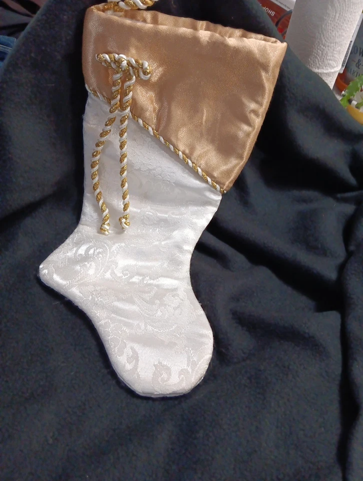 Elegante Medias de Navidad Marfil Satinado Dorado Cordón Brillo Damasco 16" Forradas Foto 1 de 4