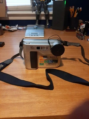 Sony FD Mavica Digital Still Camera MVC-FD75 used Saves to 3.5” Read Description - Image 1 of 3