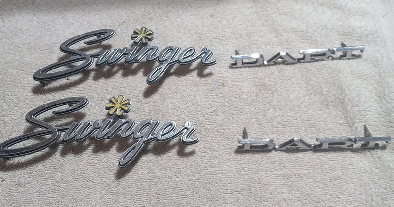 Guardabarros delantero Dodge Dart Swinger 1970-75 vintage metal plata emblema insignias Foto 1 de 2