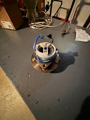 Conjunto de cojinete de buje rueda delantera GM 89047684 NUEVO DE STOCK Foto 1 de 4