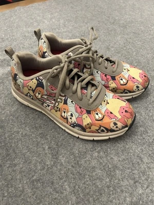 Zapatos de trabajo Skechers para mujer talla 7 estampado de perro antideslizantes anchos punto de enfermería Foto 1 de 4