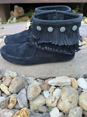 Mocasines Minnetonka Talla 8.5 Mujer’s Flecos y Conchos Cremallera Botín Negro Gamuza Foto 1 de 4
