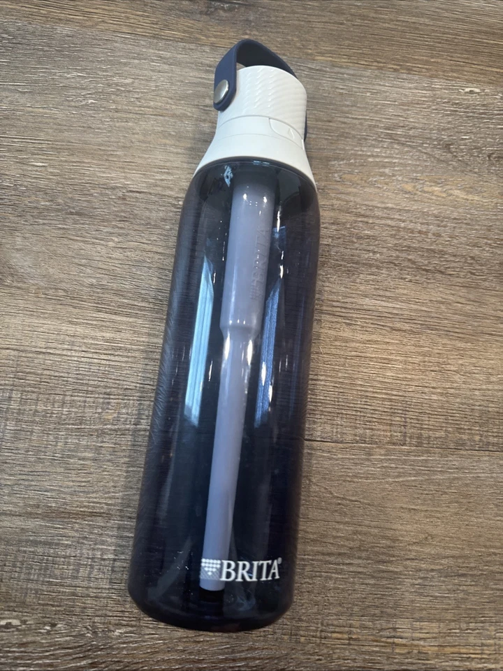 Botella de agua filtrada aislada Brita con pajita, reutilizable, plástico sin BPA Foto 1 de 4