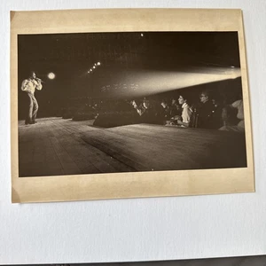 1982 Pressefotos (3) Tom Jones Stage Chateau De Ville McDonnell 8x10 Original - Bild 1 von 9