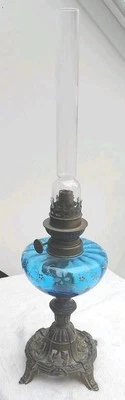 Ancienne Lampe à Pétrole Pied Laiton, Réservoir Verre bleu peint main. H 49 cm - Photo 1/4