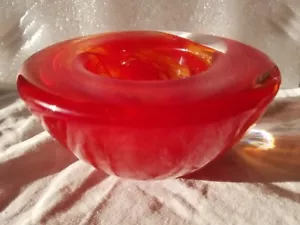 Ciotola in vetro artistico Kosta Boda diametro 4" vetro pesante trasparente votivo rosso vortici - Foto 1 di 12