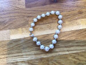 9ct White Gold Pearl Bracelet With White Gold Beads In Between. 