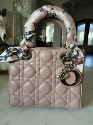 CHRISTIAN DIOR PIEL DE CORDERO CANNAGE PEQUEÑA DAMA ABCDIOR $6000 FARD rosa xbody dorado Foto 1 de 4