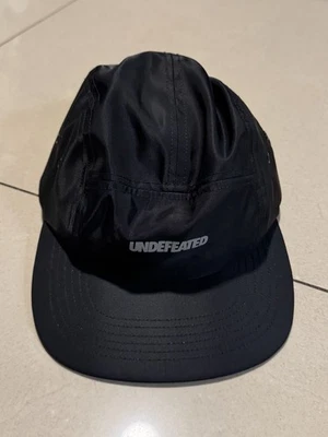 Sombrero de nailon con letras reflectantes invictas con tirantes negro billete plano Foto 1 de 4