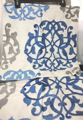 Fundas de almohada bordadas "Call Time" (2) blancas y azules para almohadas de 16" Foto 1 de 4