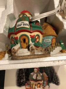 Department 56 Elf Spa Nordpol Serie gebraucht kleine Flagge fehlt - Bild 1 von 5