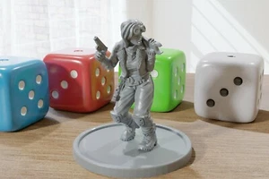 Chica mecánica armada - 28 mm / 32 mm - Miniaturas post-apocalípticas - Imagen 1 de 2
