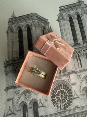 “Brilla con estilo: Anillos dorados de alta calidad para cada ocasión” Foto 1 de 4