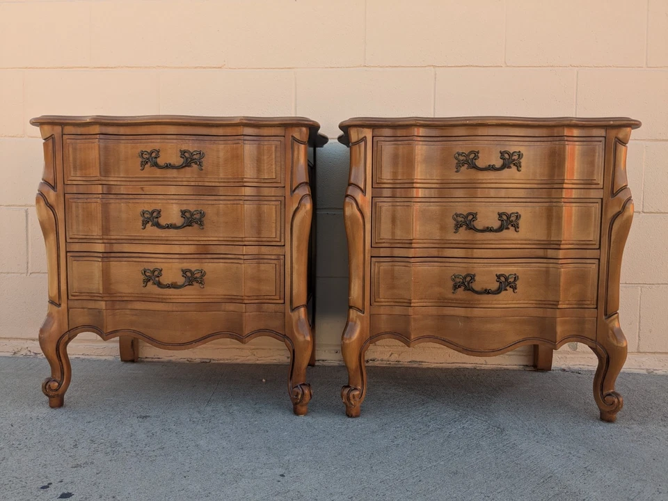 Mesas auxiliares de madera de la regencia provincial francesa vintage mesitas de noche mesas auxiliares Foto 1 de 4