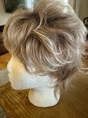 Linda peluca marrón pelo corto corte pixie Foto 1 de 4