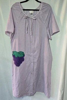 Abrigo de Noche Seersucker De Colección Simply Basic Púrpura 1XL Perla Broches Bolsillo de Uva Foto 1 de 4