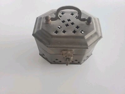 Caja de cricket recortada de latón vintage, hecha en India Foto 1 de 4