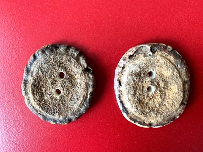 2 Echte Hirschhorn-Knöpfe, Hirschhorn-Rose , 2-Loch, 3,9 mm und 4,2 mm - Bild 1 von 3