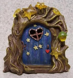 Casa de puerta azul iluminada con acento de jardín hada o gnomo con acento de jardín NUEVA 6 1/2" de alto - Imagen 1 de 5