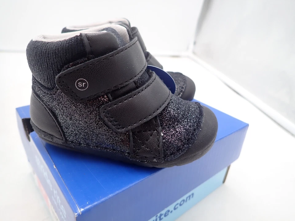 Bota Stride Rite Unisex SM MARTIN NEGRA IRIDISCENTE, Talla 3M y 3.5M Foto 1 de 4
