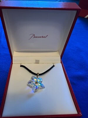 Gargantilla colgante de iris con flor de baccarat cristal dorado cordón negro con caja oro 18k Foto 1 de 4