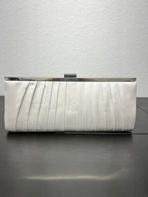 Bolso clutch Carolyn plateado satinado Style & Co. para mujer Foto 1 de 4