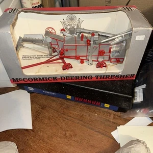 ESPECCAST McCORMICK TRILLADORA DE CIERVOS MODELO DIECAST LIMITADO JUGUETE ESCALA 1/28 EN CAJA - Imagen 1 de 10