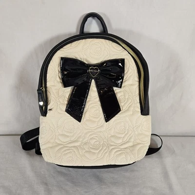 Betsey Johnson Mochila Acolchada Cartera Rosa Lazo Blanco Negro Púrpura Niña Foto 1 de 4